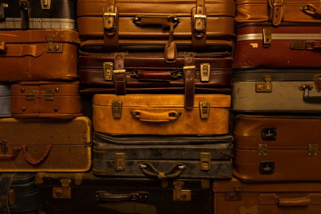 Qué empacar para un crucero por el Caribe: guía esencial a pile of luggage stacked on top of a suitcase
