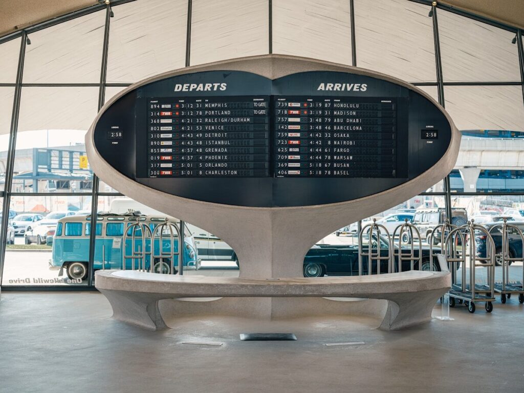 Cancún: el hub aéreo del Caribe en 2026 A retro airport flight information display board.