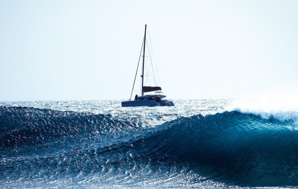 Catamarán por Exumas: itinerario ideal en 2026 sea, waves, sailboat, nature, boat, catamaran, atlantic ocean