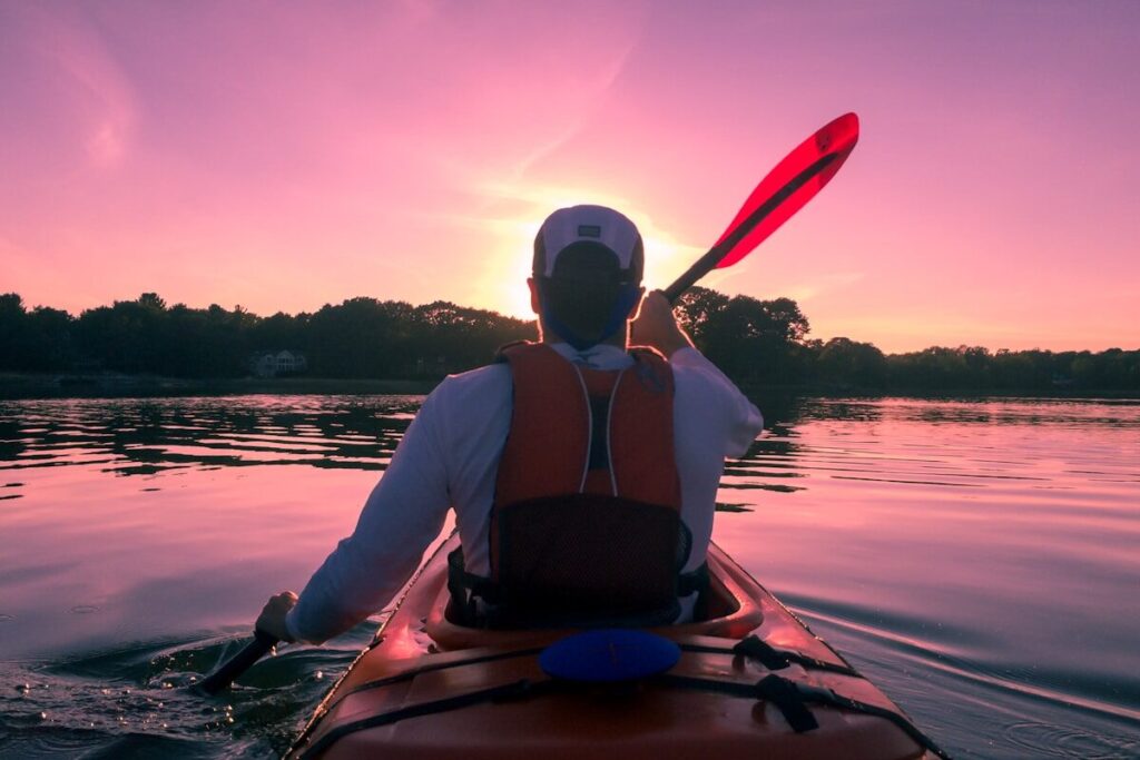 Turismo de aventura en el Caribe: actividades en 2026 man riding on kayak
