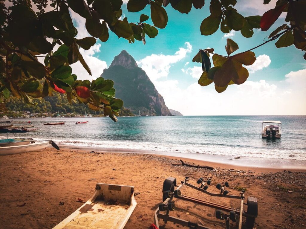 Guía para viajar a Santa Lucía y los Pitons en 2026 a boat sitting on top of a beach next to the ocean