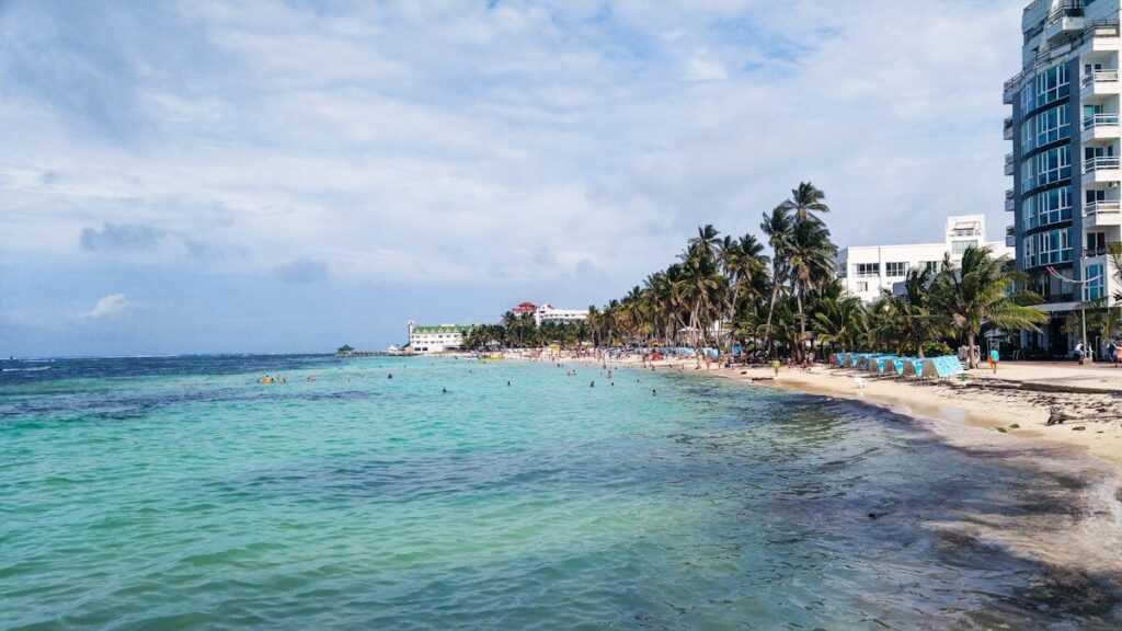 Viajar a San Andrés: Guía esencial para 2026 a beach that has a bunch of people on it