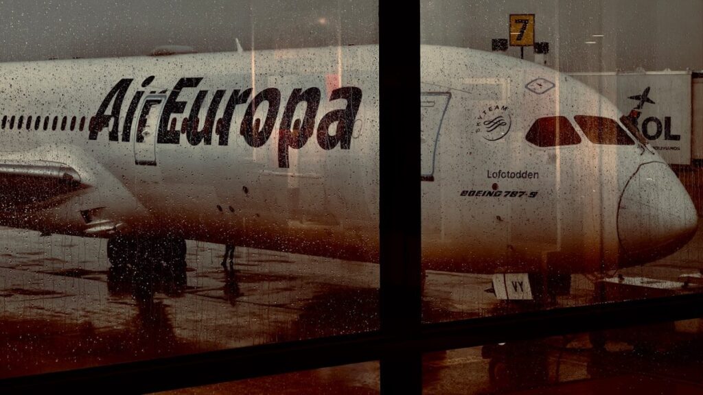 Vuelos de Madrid al Caribe: las mejores rutas para 2026 a large jetliner sitting on top of an airport tarmac