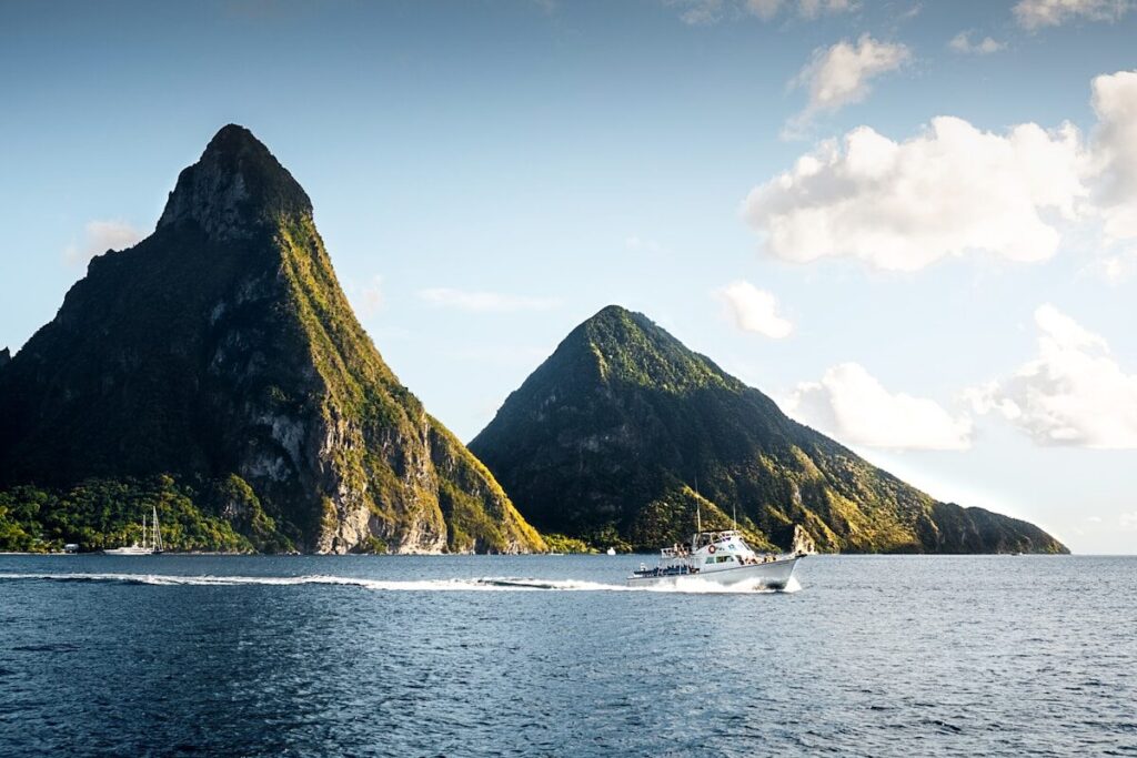 Senderismo en los Pitons: guía para aventureros en Santa Lucía white yacht on body of water