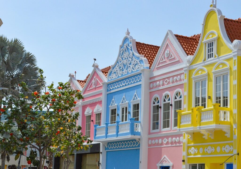 Aruba turismo sostenible y ecoturismo en 2026 a row of brightly colored houses on a street
