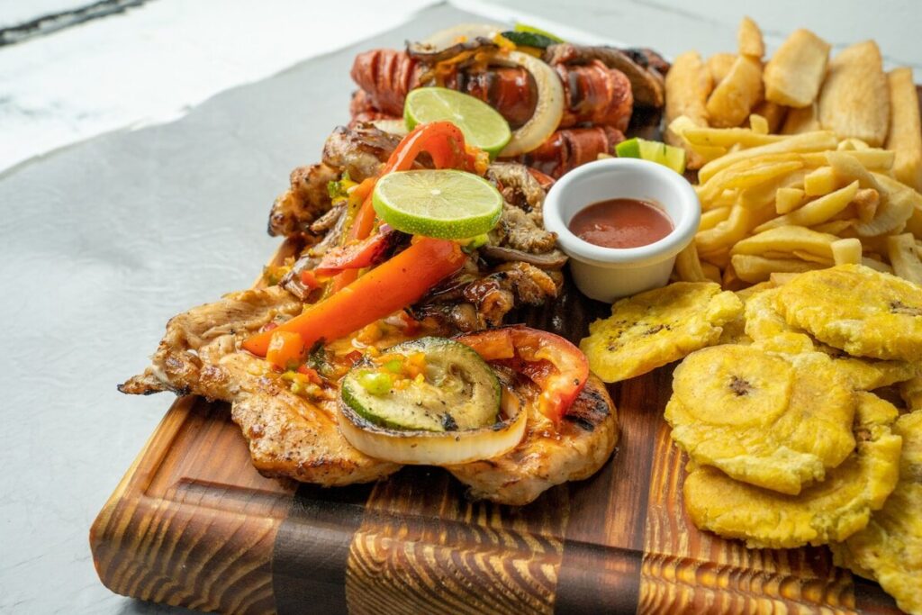 Gastronomía caribeña en 2026: guía esencial a plate of food that includes chicken, potatoes, and vegetables