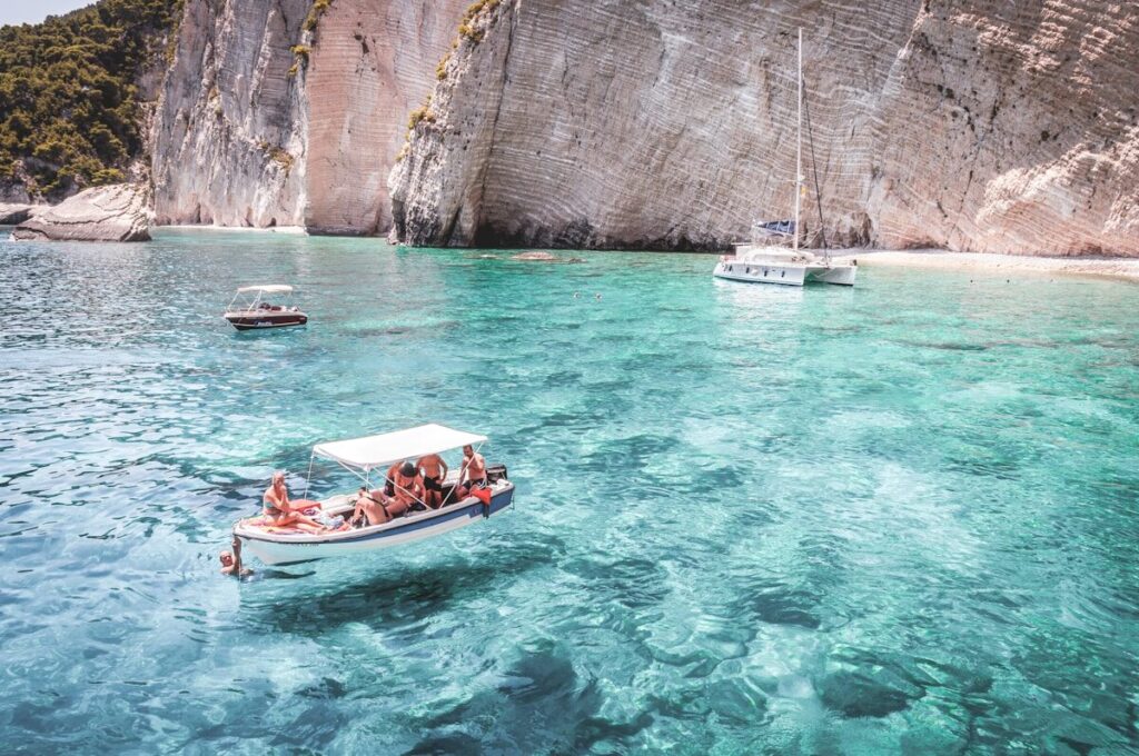 Mejores excursiones desde Punta Cana en 2026 boat on body of water during daytime