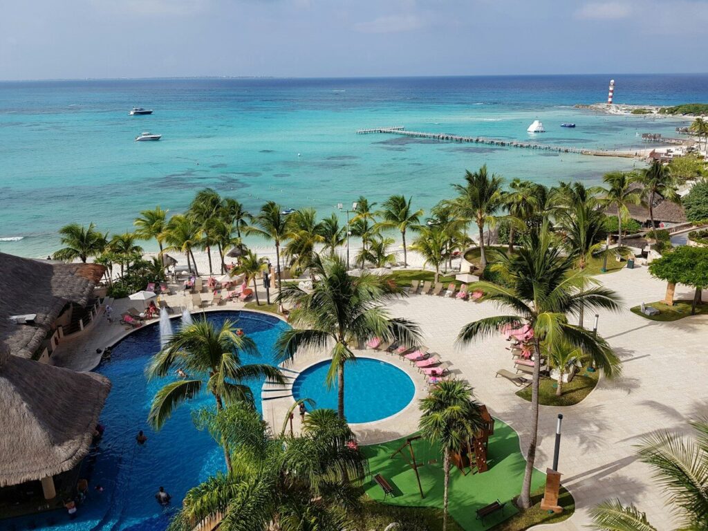 Actividades auténticas en Cancún: más que resorts green palm trees near body of water during daytime