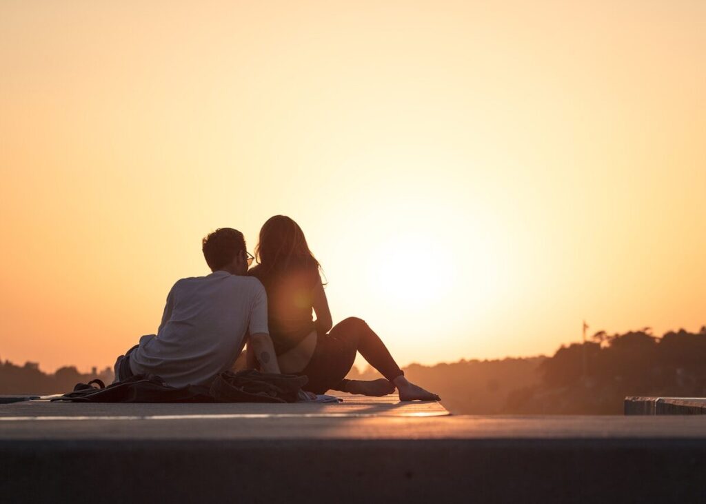 Destinos ideales para luna de miel en el Caribe 2026 couple sitting near trees during golden hour