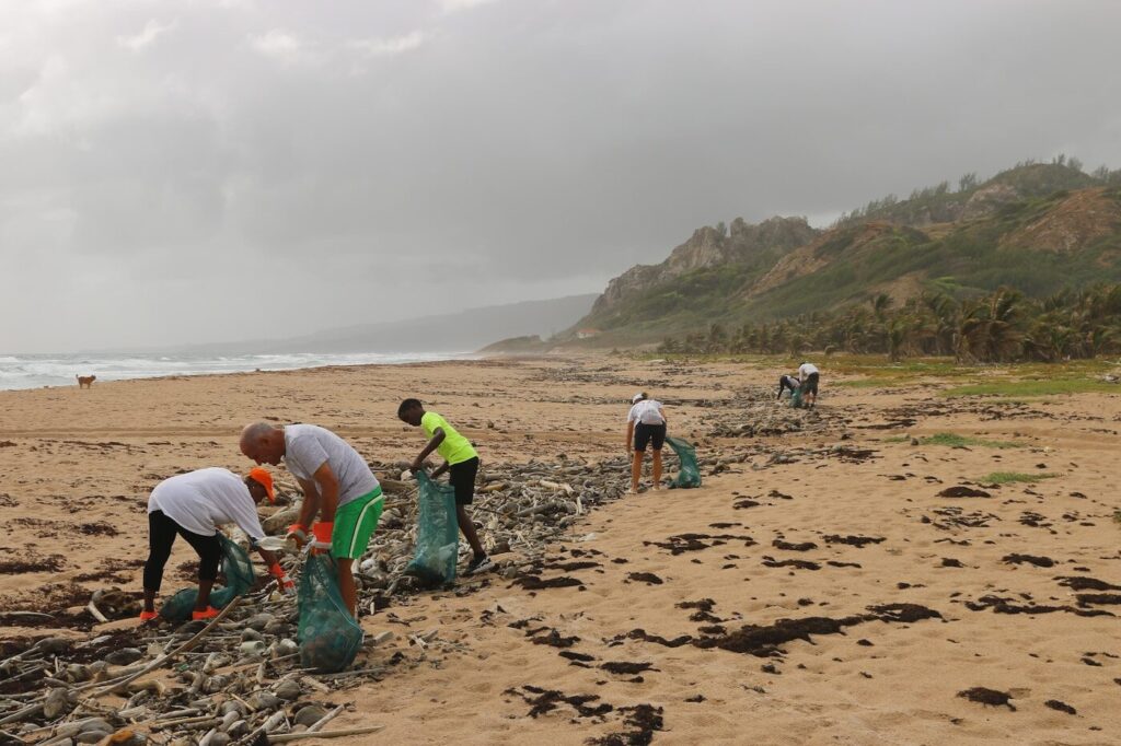 Turismo comunitario en Jamaica: una alternativa auténtica people picking garbage near beach