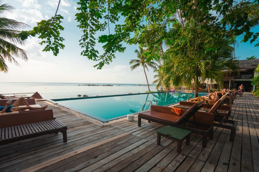 Mejores resorts solo adultos en Punta Cana: guía 2026 brown wooden table and chairs on brown wooden deck near body of water during daytime
