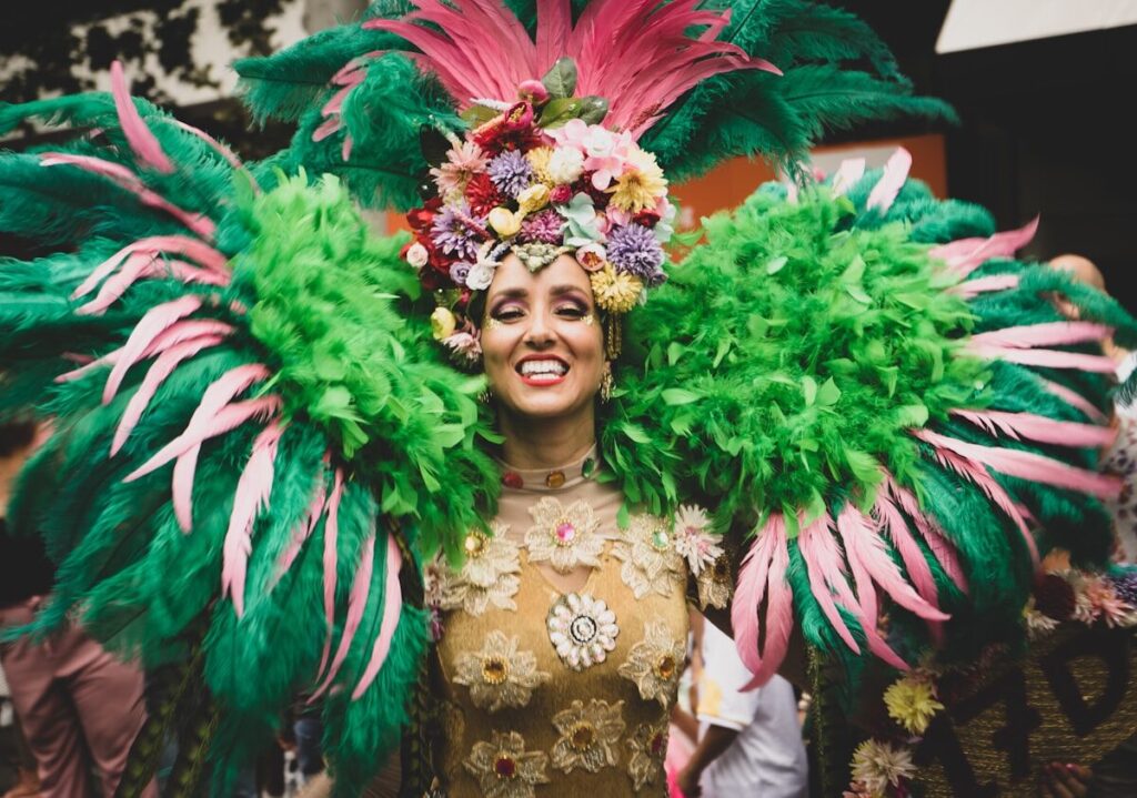 Carnavales y festivales en el Caribe 2026: guía completa a woman in a green and pink costume
