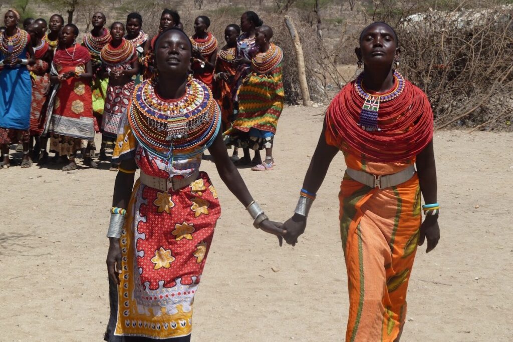 Herencia africana en el Caribe: cultura y tradiciones two women holding hands each other