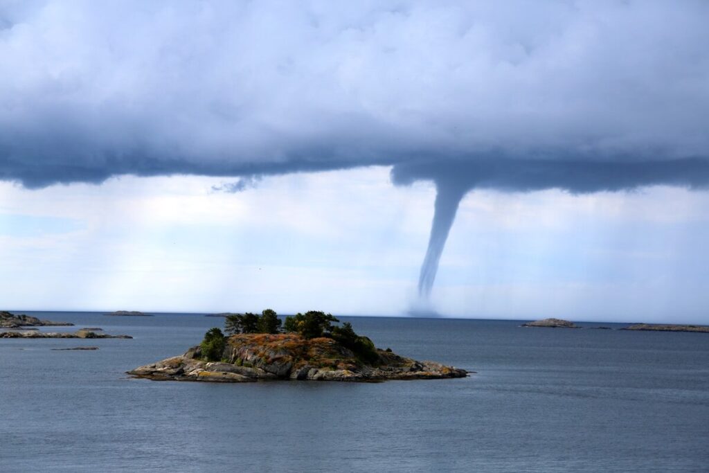 Mejor temporada para viajar al Caribe y evitar huracanes island near tornado